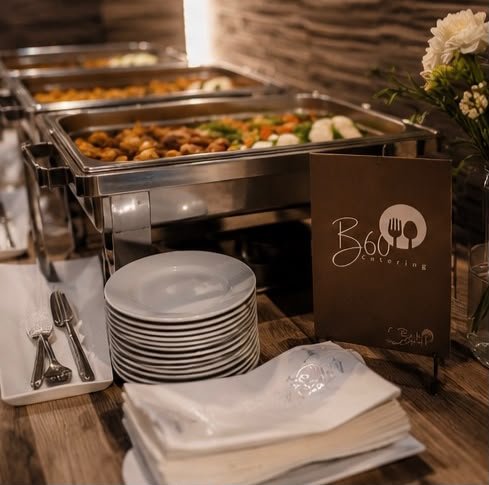 Buffet mit Chafing Dishes und B60 Catering Karte
