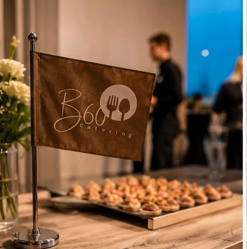 B60 Catering Fahne neben Canapés auf einer Konferenz