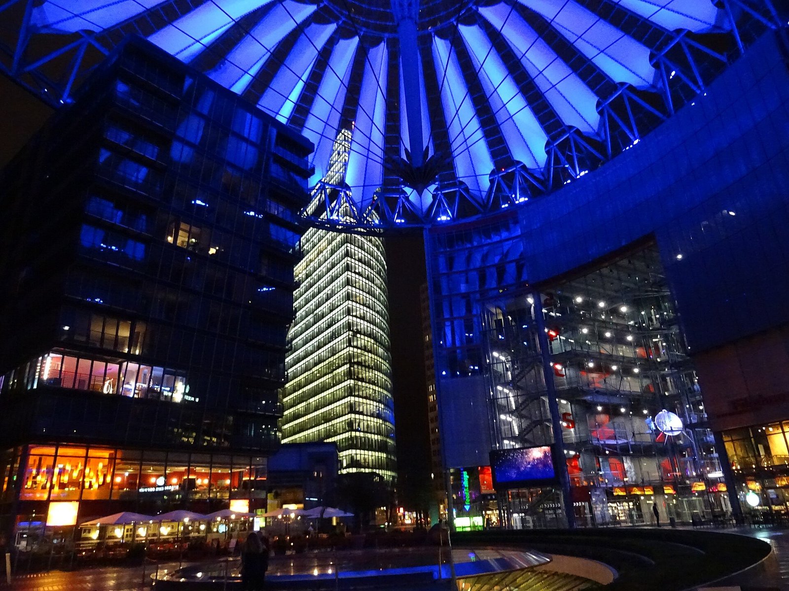 Das Forum des Sony Centers am Potsdamer Platz bei Nacht